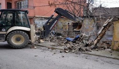 Metruk binaların yıkımı sürüyor