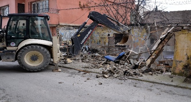 Metruk binaların yıkımı sürüyor