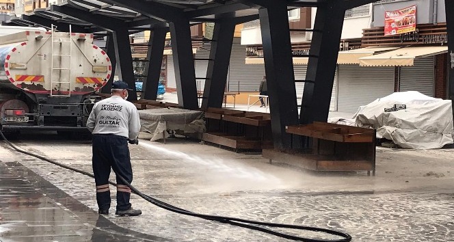 Akdeniz sokaklarında dezenfekte çalışmaları sürüyor