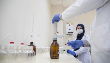 Büyükşehir, Meski Laboratuvarı’nda Dezenfektan Üretip, Halka Dağıtıyor