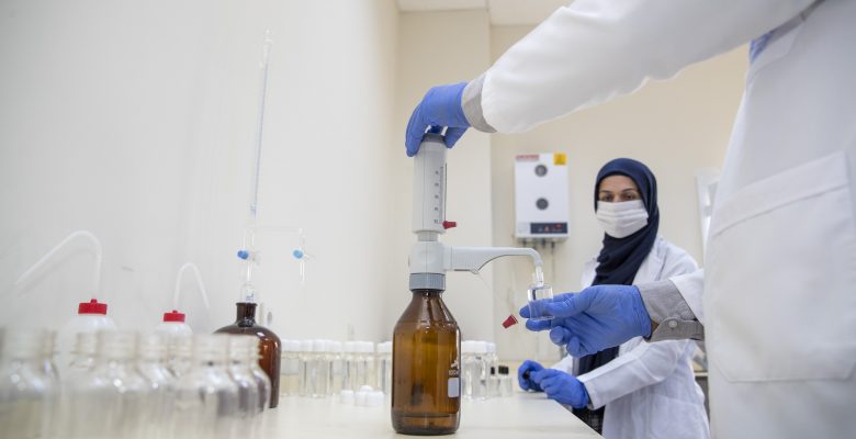 Büyükşehir, Meski Laboratuvarı’nda Dezenfektan Üretip, Halka Dağıtıyor