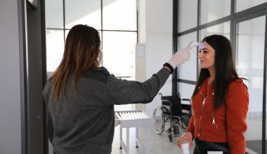 Mezitli Belediyesine gelenlere ateş ölçerli tedbir