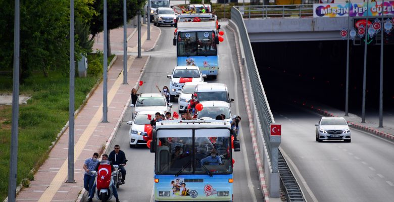 BİNLERCE MERSİNLİ EVLERİNİN BALKONUNDAN COŞKUYA ORTAK OLDU