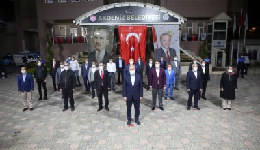 Akdeniz Belediyesi Önünde Saat 21:00’de İstiklal Marşı Okundu