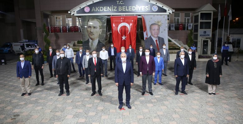 Akdeniz Belediyesi Önünde Saat 21:00’de İstiklal Marşı Okundu