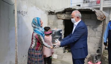 Yaşlı Vatandaşlara Erzak, Çocuklara Oyuncak