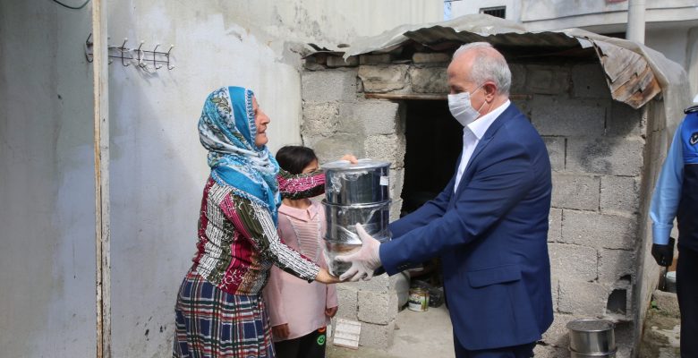 Yaşlı Vatandaşlara Erzak, Çocuklara Oyuncak