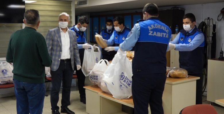 Akdeniz Belediyesi tarafından, 65 mahalleye 20 bin ekmek dağıtıldı