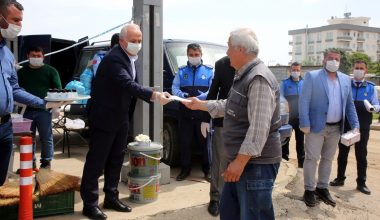 BAŞKAN GÜLTAK, PAZARDA MASKE VE ELDİVEN DAĞITTI