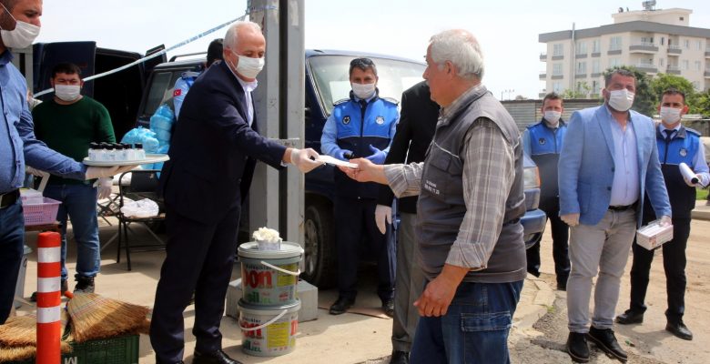 BAŞKAN GÜLTAK, PAZARDA MASKE VE ELDİVEN DAĞITTI