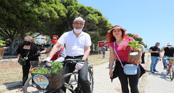 Başkan Tarhan, ‘Anneler Günü’nde bisikletle çiçek dağıttı