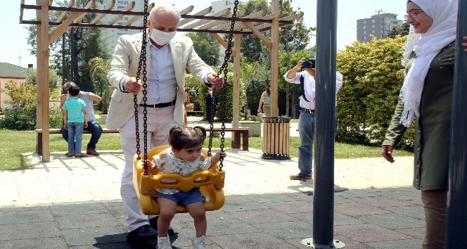 Sokağa çıkan çocuklara hediye