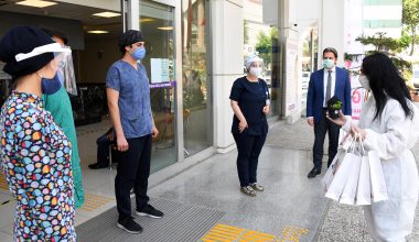 HEDİYELER VE ÇİÇEKLERLE HEMŞİRELER GÜNÜ KUTLANDI