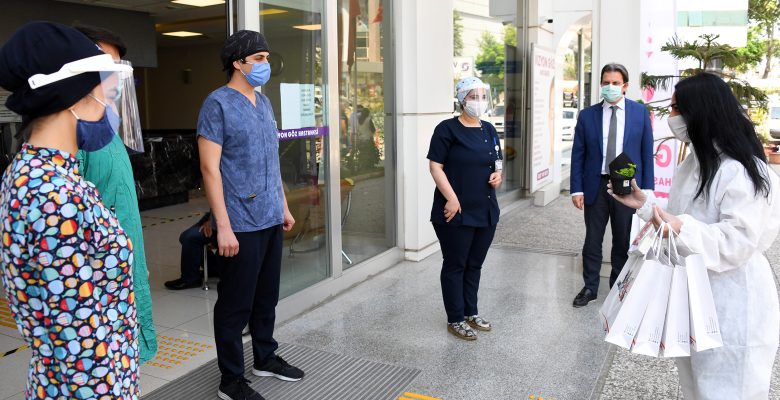 HEDİYELER VE ÇİÇEKLERLE HEMŞİRELER GÜNÜ KUTLANDI