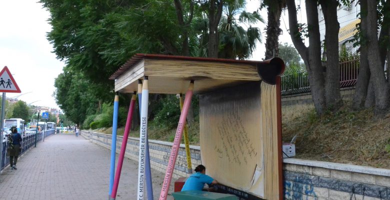 OKUL ÖNLERİNE “KİTAP DURAĞI”