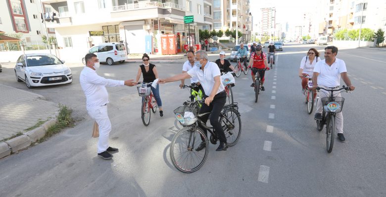 Başkan Tarhan, bisikletle 20 kilometre boyunca maske dağıttı