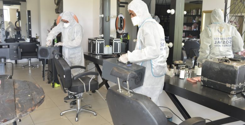 Yenişehir şimdi de berber ve kuaförleri dezenfekte ediyor