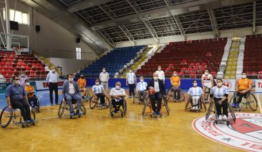 Gültak, Engelli Sporcularla Basketbol Oynadı