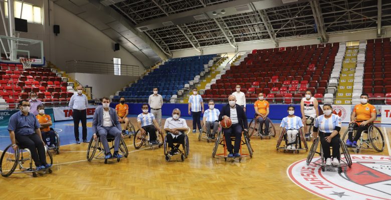 Gültak, Engelli Sporcularla Basketbol Oynadı