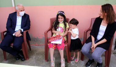 BAŞKAN GÜLTAK, DERECEYE GİREN ÇOCUKLARA ÖDÜLLERİNİ VERDİ