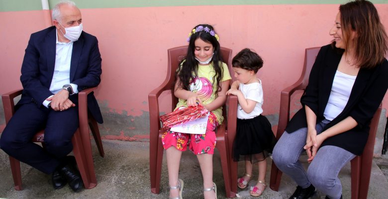 BAŞKAN GÜLTAK, DERECEYE GİREN ÇOCUKLARA ÖDÜLLERİNİ VERDİ