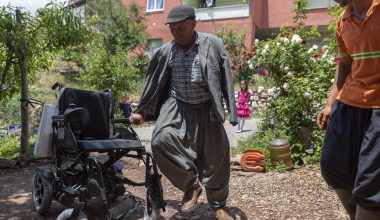 BÜYÜKŞEHİR EKİPLERİ, AKÜLÜ SANDALYELERİ SAHİPLERİNE TESLİM ETTİ