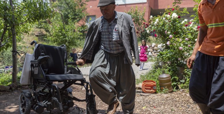 BÜYÜKŞEHİR EKİPLERİ, AKÜLÜ SANDALYELERİ SAHİPLERİNE TESLİM ETTİ