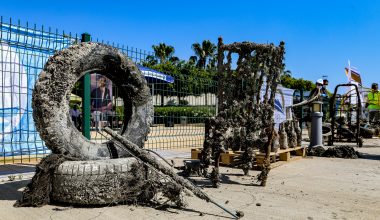 BALIK ADAMLAR, DENİZDEN ALIŞVERİŞ SEPETİ VE SANDALYE ÇIKARDI