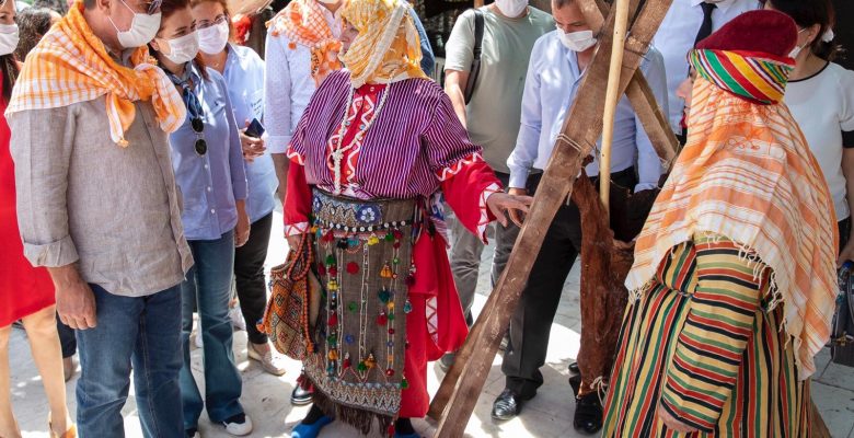 Seçer, Sarıkeçilileri Anlatan ‘Turna Misali’ Filminin Setini Ziyaret Etti