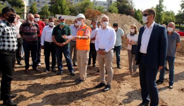 BAŞKAN GÜLTAK MİLLET BAHÇESİNİ MUHTARLARA ANLATTI