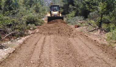 TOROSLAR’DA BAHÇE YOLLARI İYİLEŞTİRİLİYOR