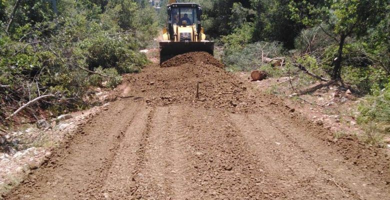 TOROSLAR’DA BAHÇE YOLLARI İYİLEŞTİRİLİYOR