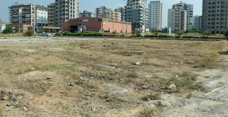 Boş araziler temizleniyor