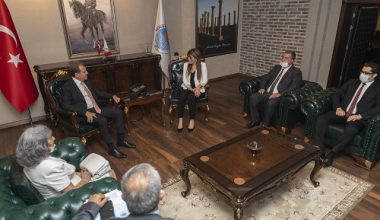 KKTC HEYETİ, BARIŞ VE ÖZGÜRLÜK BAYRAMI DOLAYISIYLA BAŞKAN SEÇER’İ ZİYARET ETTİ