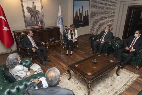 KKTC HEYETİ, BARIŞ VE ÖZGÜRLÜK BAYRAMI DOLAYISIYLA BAŞKAN SEÇER’İ ZİYARET ETTİ