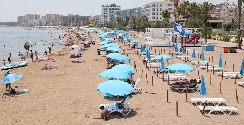 MERSİN BÜYÜKŞEHİR’İN PLAJLARINDA MAVİ BAYRAK DALGALANIYOR