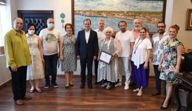 BAŞKAN SEÇER, TİYATRO USTALARINI AĞIRLADI