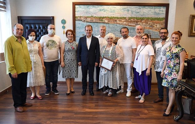 BAŞKAN SEÇER, TİYATRO USTALARINI AĞIRLADI