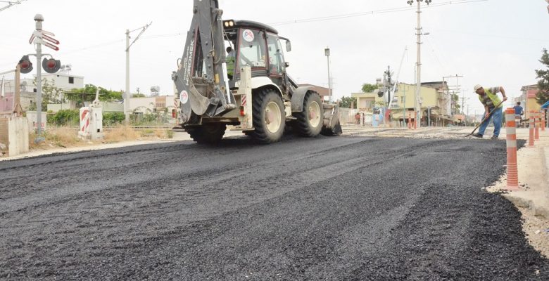 BÜYÜKŞEHİR’DEN HEMZEMİN GEÇİTTE ASFALTLAMA ÇALIŞMASI