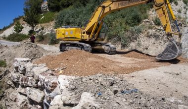 BÜYÜKŞEHİR, GÜLNAR’DA AŞIRI YAĞIŞLARIN BOZDUĞU YOLU ONARIYOR