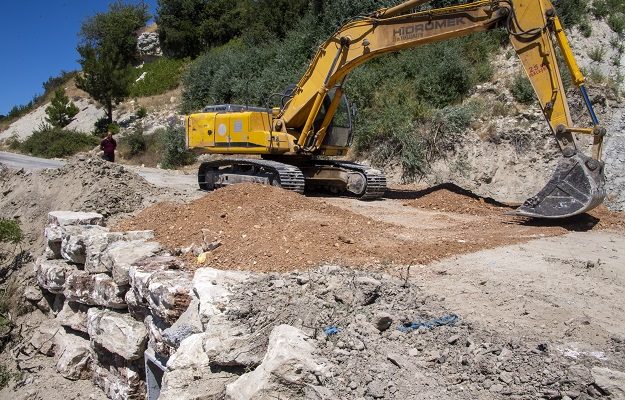 BÜYÜKŞEHİR, GÜLNAR’DA AŞIRI YAĞIŞLARIN BOZDUĞU YOLU ONARIYOR