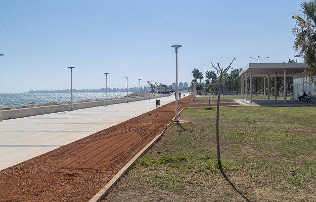 BÜYÜKŞEHİR, SAHİLDEKİ KOŞU YOLUNUN ZEMİNİNİ İYİLEŞTİRİYOR