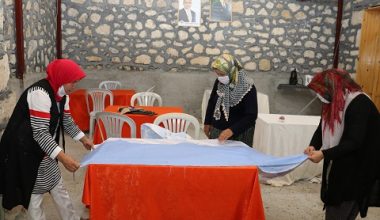 ARSLANKÖYLÜ KADINLAR,  TARİHİ HALKEVİNDE MESLEK ÖĞRENİYOR