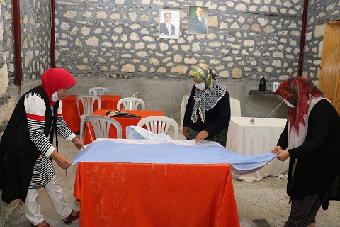 ARSLANKÖYLÜ KADINLAR,  TARİHİ HALKEVİNDE MESLEK ÖĞRENİYOR