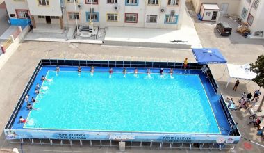 AKDENİZ’DE OKUL BAHÇELERİNE YÜZME HAVUZLARI KURULDU