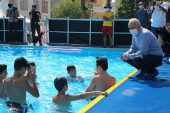 Gültak, Yüzme Havuzundaki Çocukları Ziyaret Etti