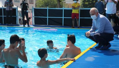 Gültak, Yüzme Havuzundaki Çocukları Ziyaret Etti