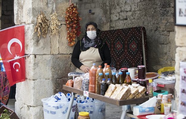 300 YILLIK TARİHİ TAŞHAN, KADIN ÜRETİCİ PAZARI OLDU