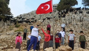 “Yörük Kızı Okuduğu Şiirle Gururlandırdı, Başkan Tollu Tablet Hediye Etti”
