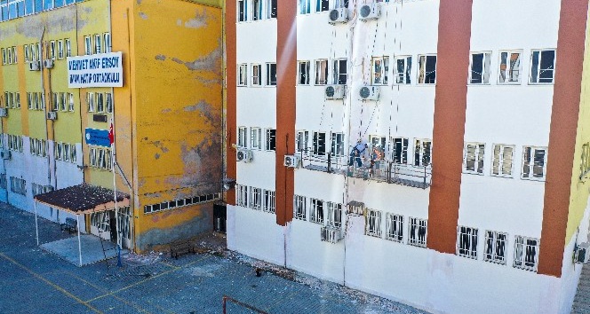 Erdemli Belediyesi okulların tadilat ve boya işlerini yapıyor